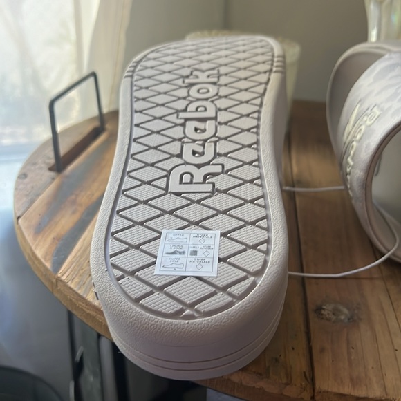 NWT Reebok slides - Picture 6 of 9